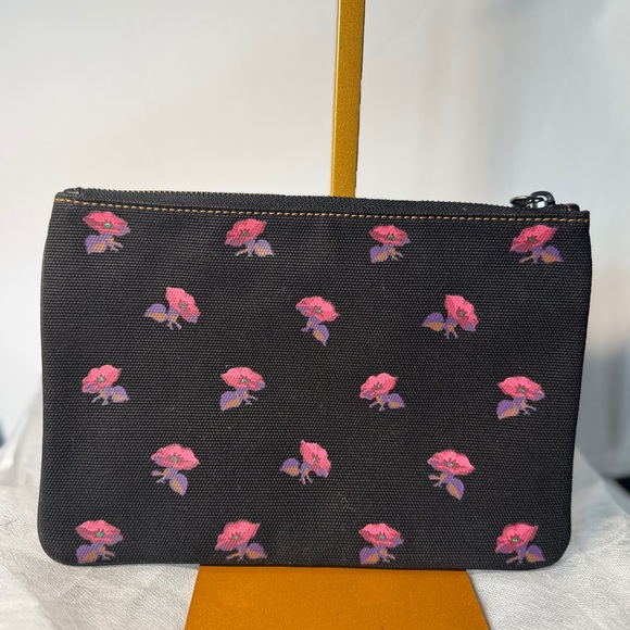 Coach Disney Collaboration Black Pouch sleeping beauty 26 turnlock - Picture 6 of 8